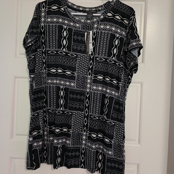 Chelsea & Theodore Geometric Black and White Short Sleeve Top - Picture 1 of 3